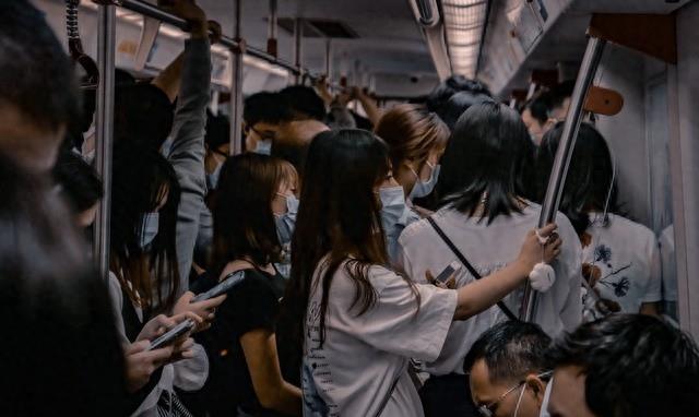 下面痒不能挠一下吗​？男子地铁上掏*体下**猥亵被揪着报警？