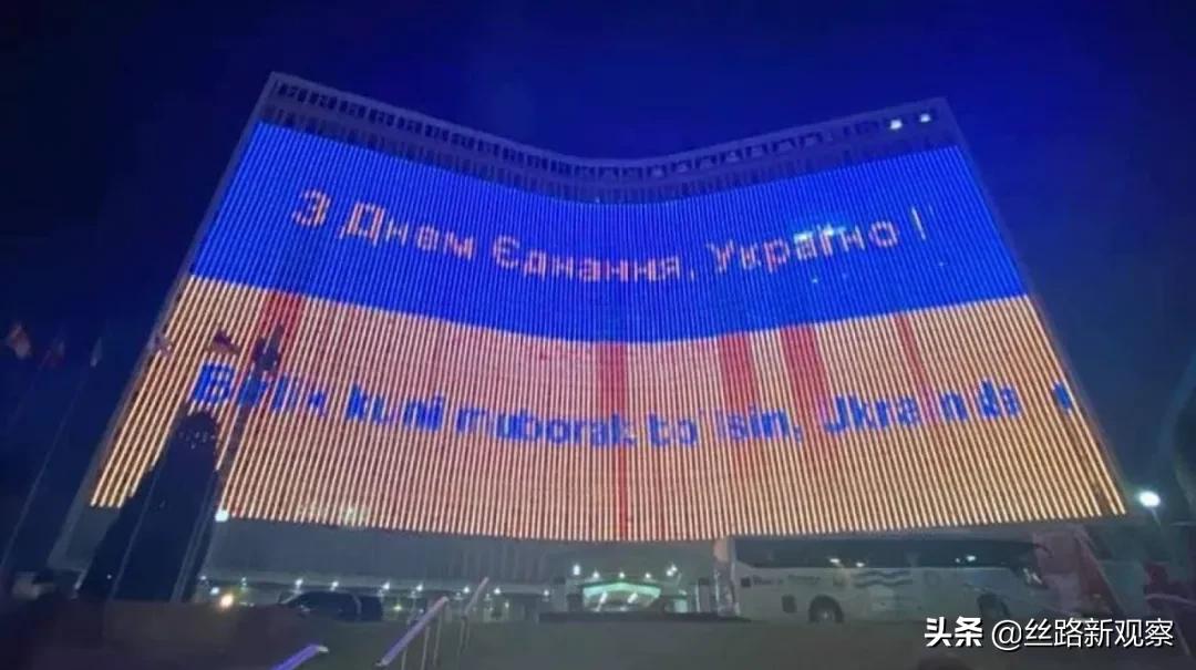 网友怒了！谁把乌克兰*旗国**投在了塔什干地标建筑大屏？