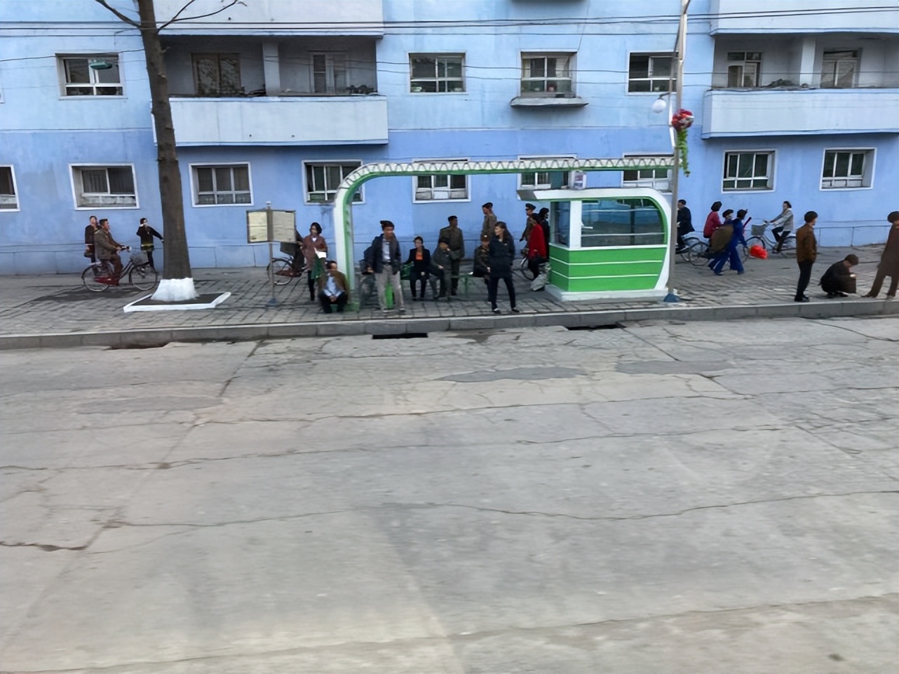 朝鲜人每天工作几个小时,朝鲜人可以上班下班吗