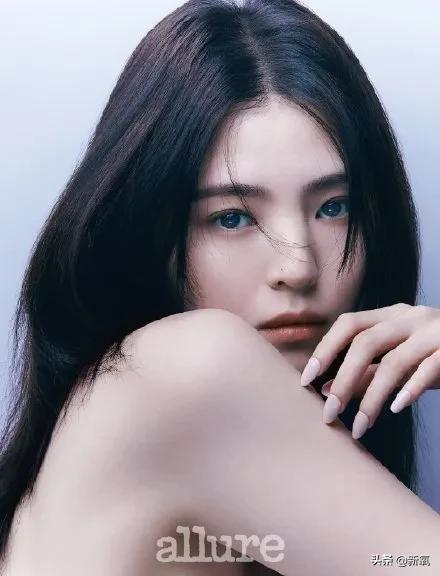 韩素希下颌拐点高,高颧骨韩素希