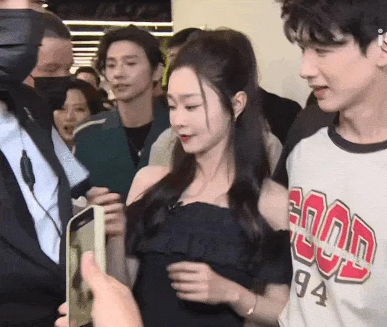 百度替白敬亭和宋轶官宣了，网友替他们孩子起名，叫“白居轶”！