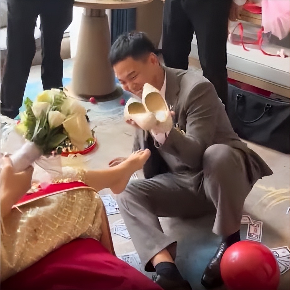 新郎说新娘脚丫子好臭,新郎给新娘洗臭脚丫子