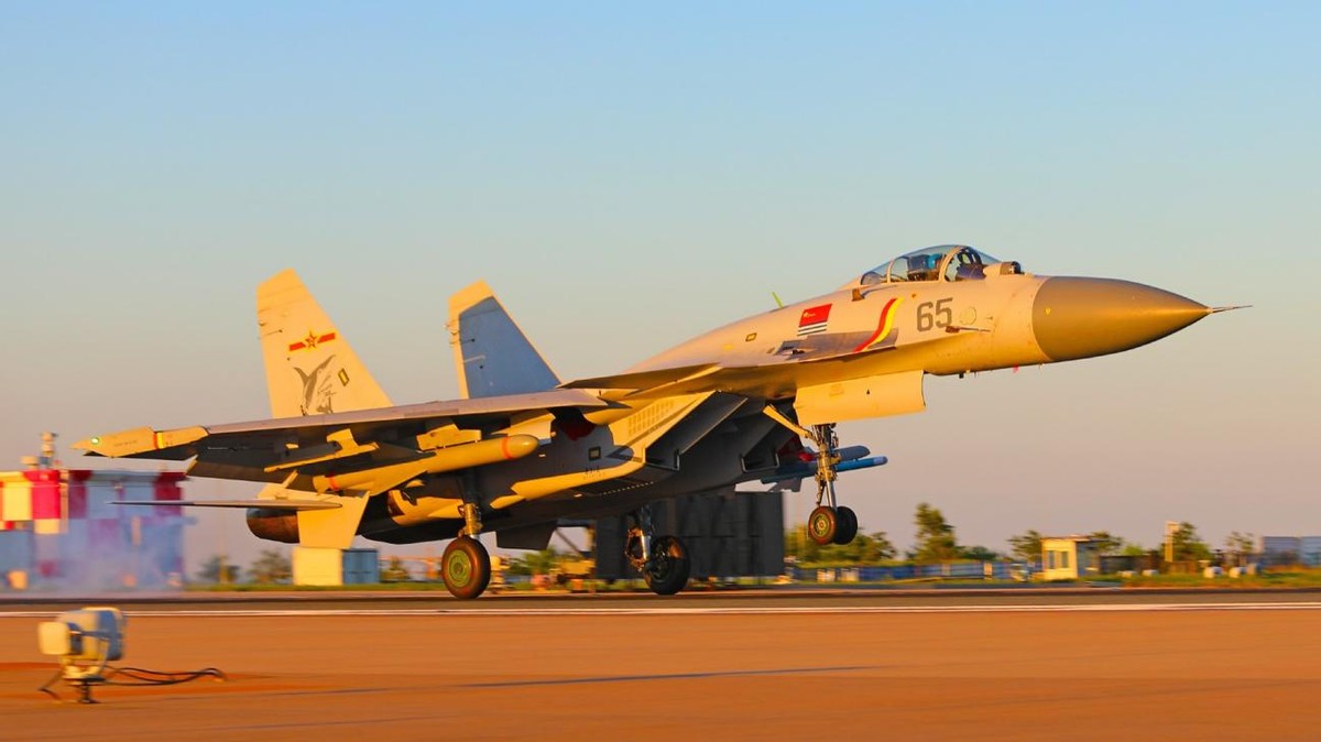 歼15首次展示,航展歼15展示武器