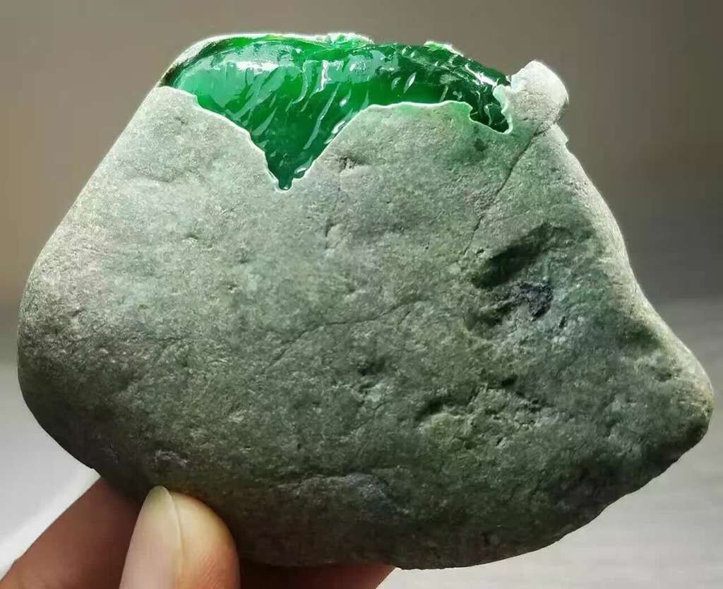 翡翠原石退一赔三案例,女子花百万买翡翠原石想退货遭拒