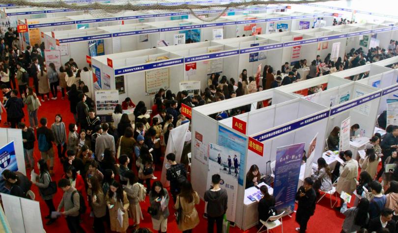 公司新招的副总月薪30000元,公司招聘工资1800