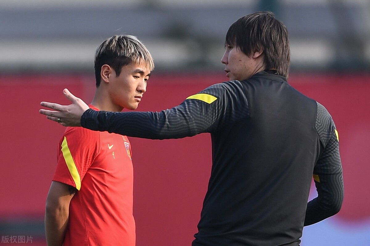 打起来了!李铁国足任期又一丑闻曝光,球员教练互殴,身份不难猜