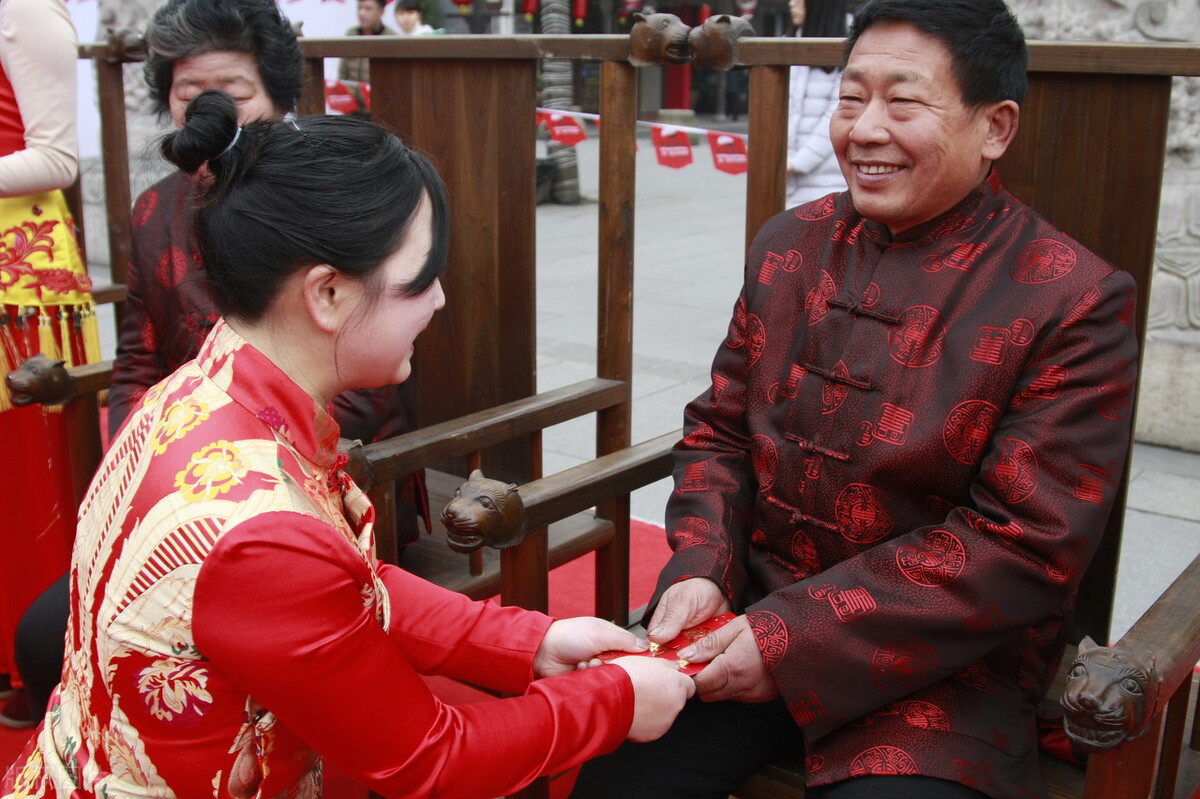 初一拜年磕头一般磕几个,拜年磕头有什么讲究和忌讳