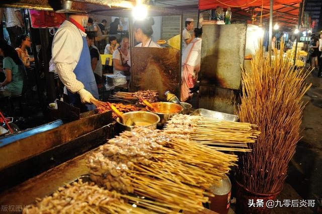 大妈一个烧烤摊买了七十万,烧烤摊一年下来能赚多少钱