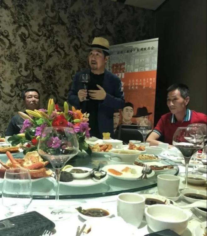 张国立邓婕全家照,张国立现在的生活照片