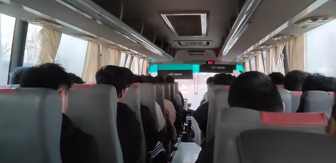 大学生进剧组当群演引热议,大学生进剧组当群演演技炸裂