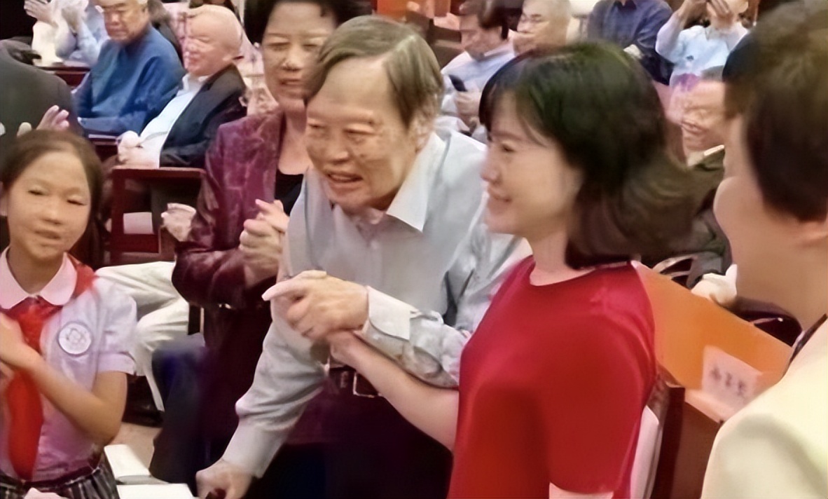 翁帆与杨振宁结婚生活状况怎样,杨振宁和翁帆结婚的当年现状