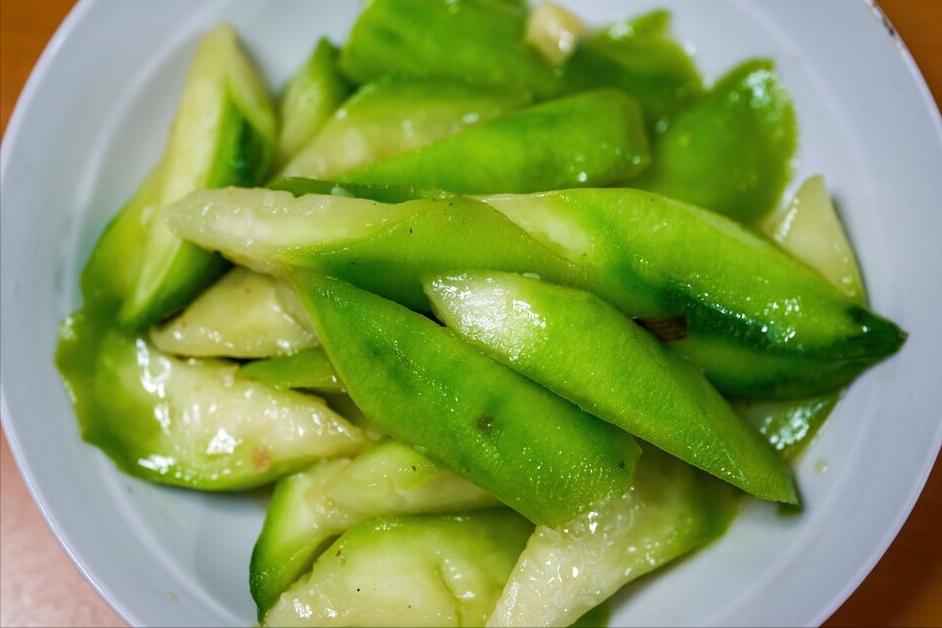 炒丝瓜，出水太多怎么办？只用记住1招，清爽不出水，鲜香又翠绿