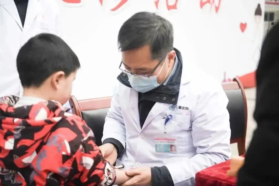 2月8、9日，重医儿院院长李秋率队到宜宾一医院开展免费诊疗活动