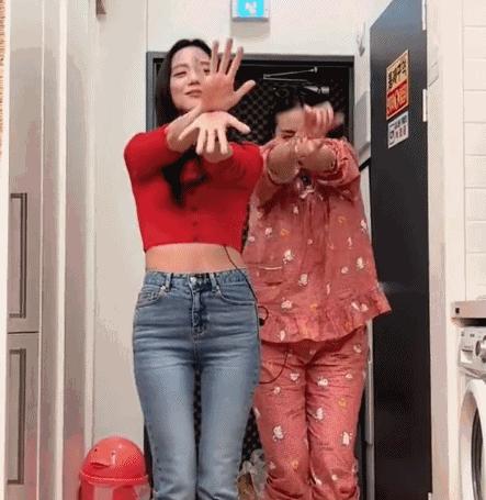 椰树男模火到国外,央视评论椰树男模