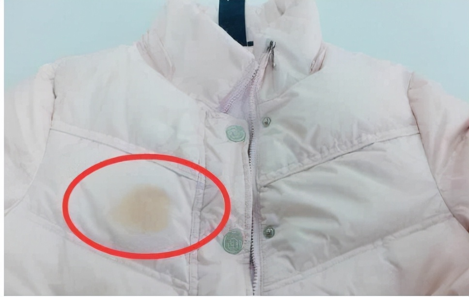 羽绒服有点黄怎么洗白,羽绒服又脏又油怎么洗