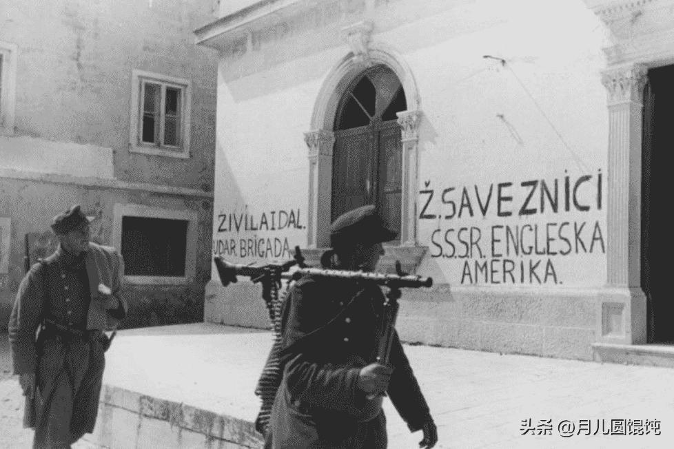 30张日本大*杀屠**罪行照片，日军闯入民宅祸害妇女，这就是罪证2