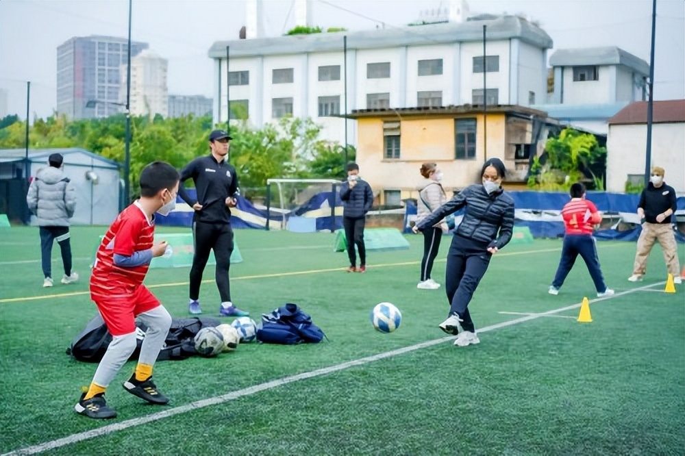 传祺m6pro一体式车顶行李箱,鸿星尔克潮牌联名