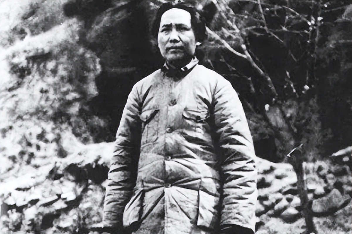 1964年国足遭遇惨败，贺龙直接下令解散，全送到部队接受军事训练