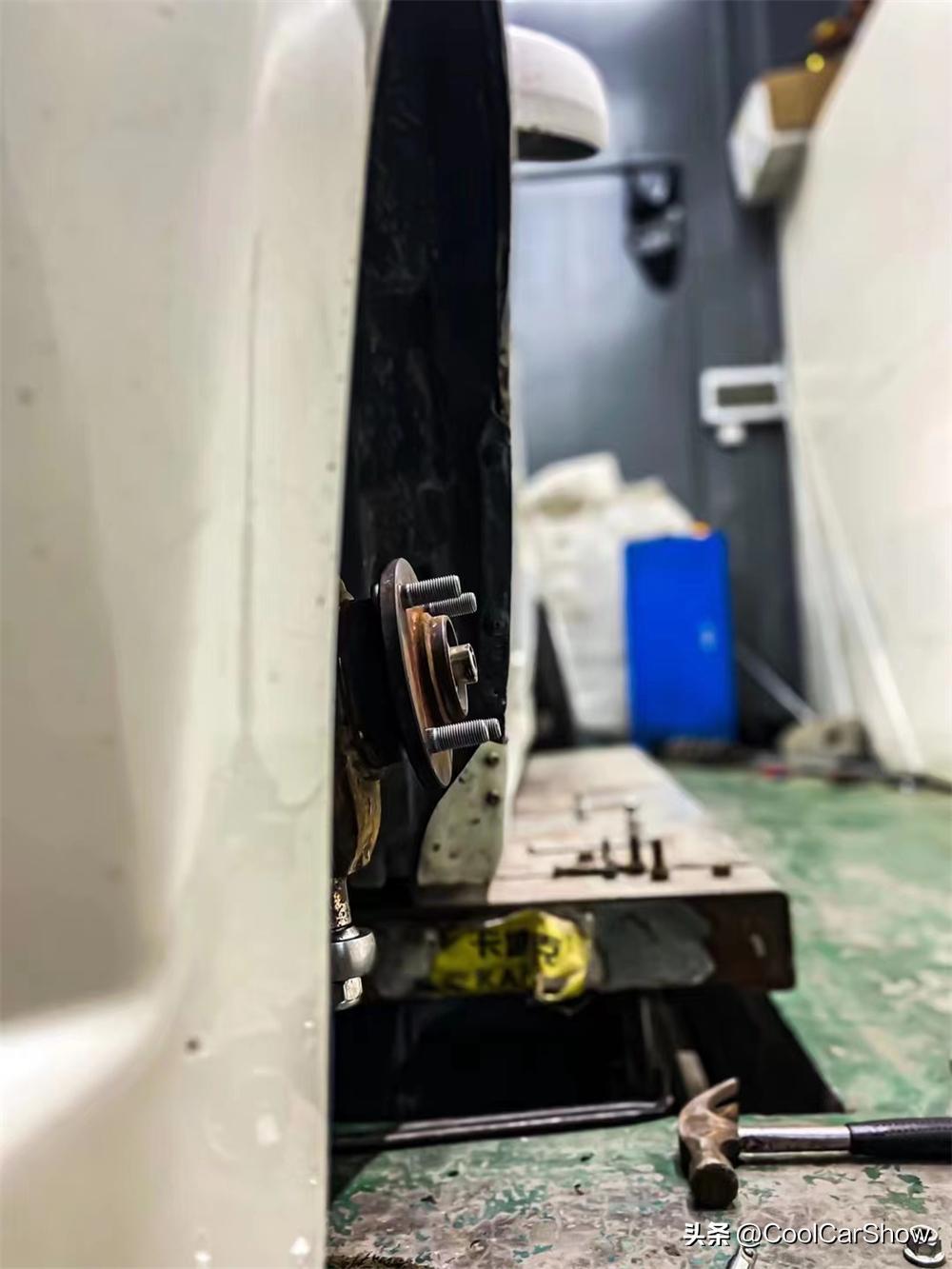 大尾翼战斗风的气动雨燕，女车友完美诠释小车也能带来无穷乐趣