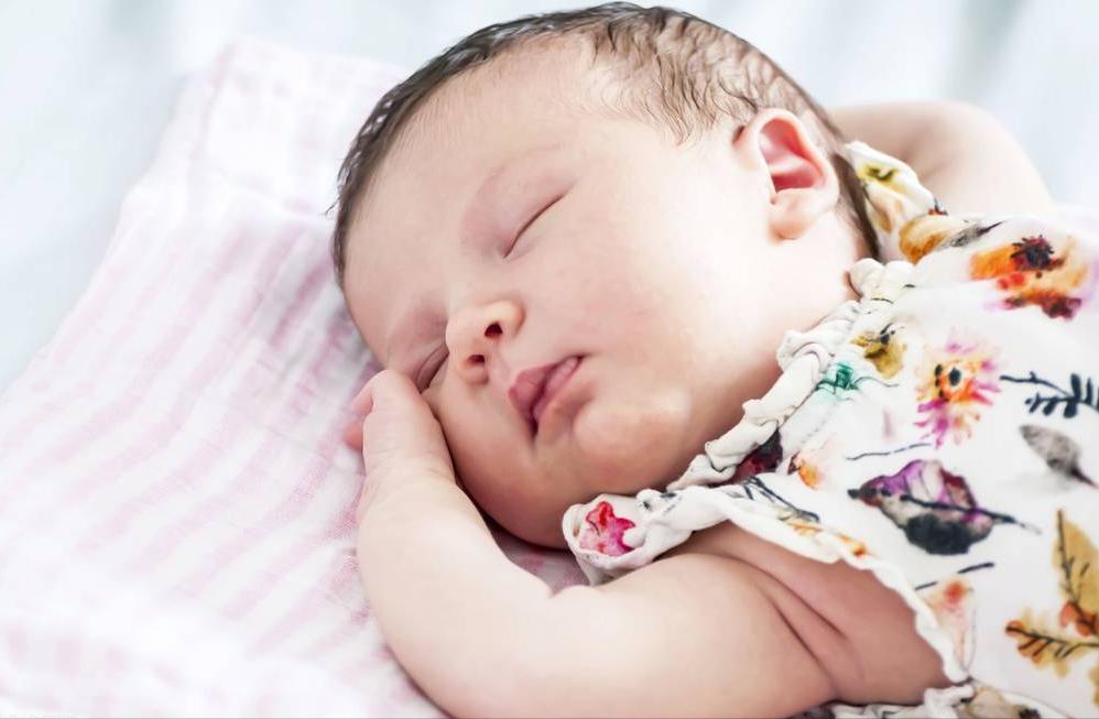 宝宝睡觉出汗的原因和解决方法,一睡就热出汗是什么原因