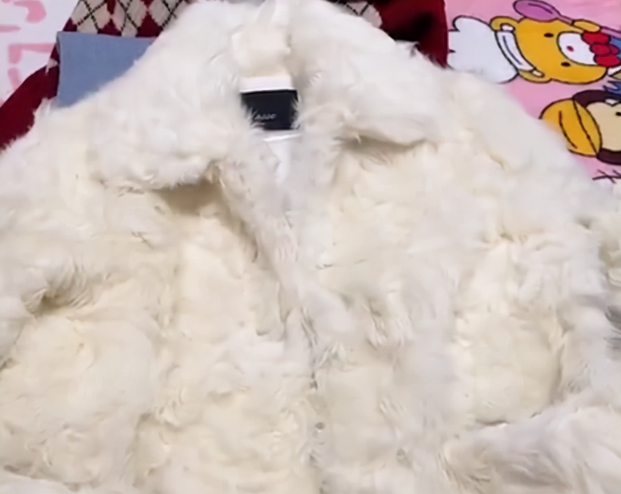 女子吐槽旧衣服,女子吐槽每件旧衣服理由不重样