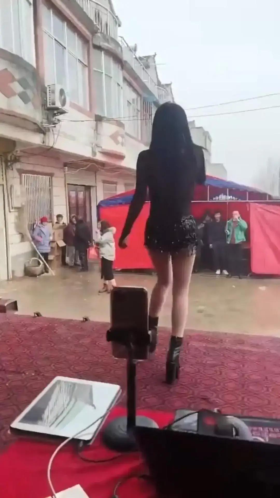 生活不易小女子卖艺,生活不易姑娘卖艺