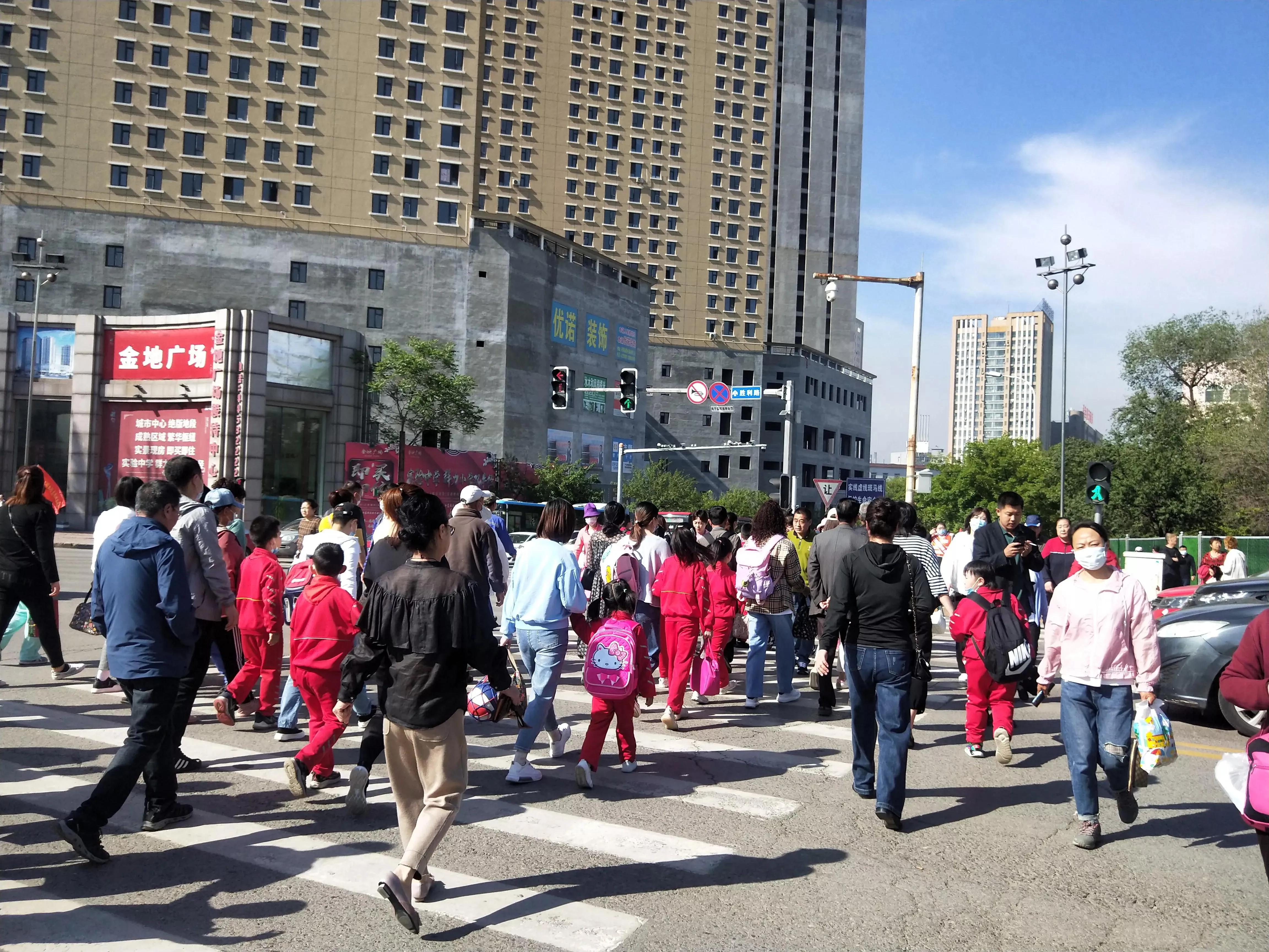 专家建议:农民在县城买房，开车回农村种地，我认为他说的很对