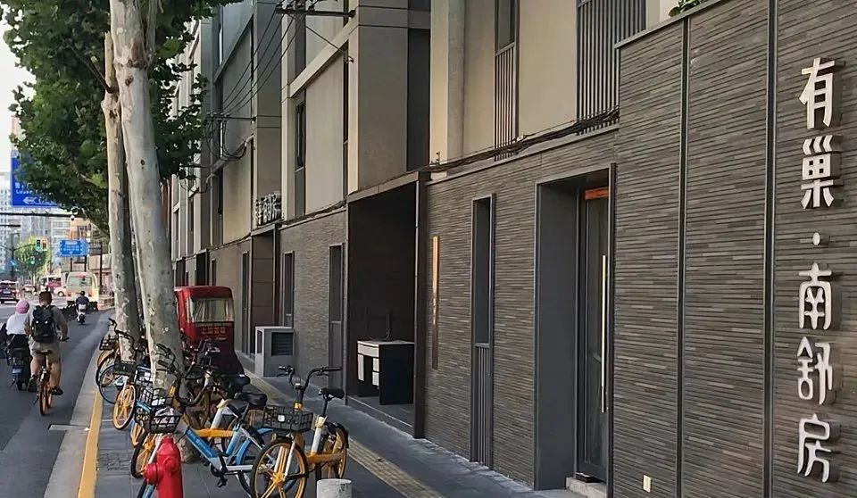 上海一区公告：7天4检！沪35个区域解除管控！一地新增232例无症状！网红用“警用直升机”拍视频？警方通报