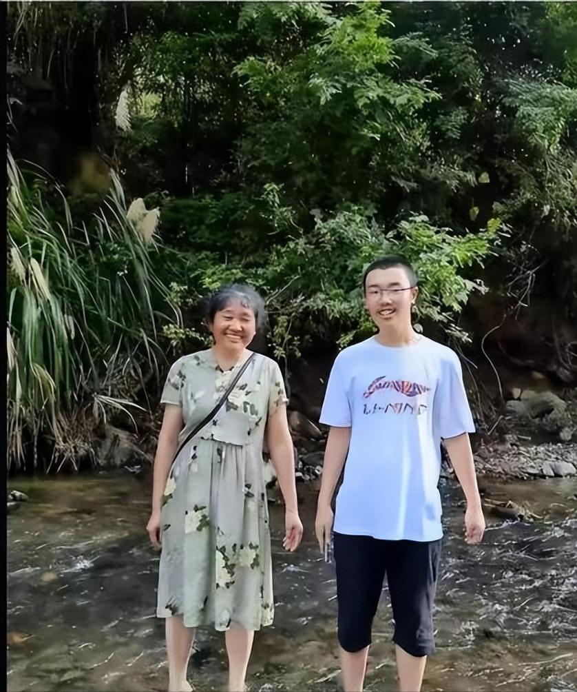 “陪酒女夜店舞女、妖精”，24岁女生染粉头发，被谣言羞辱离世