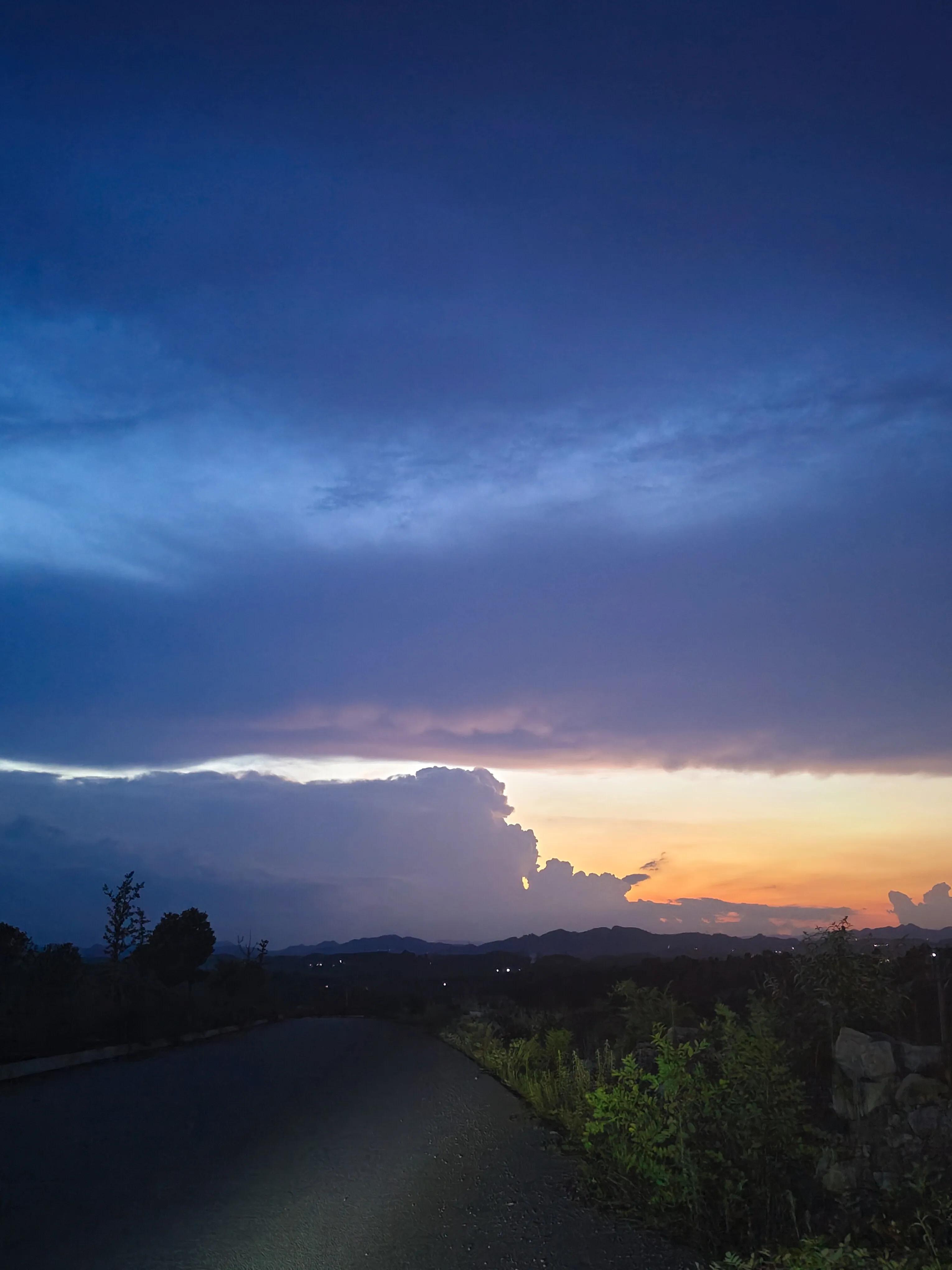 ……让山巅摇曳而朦胧