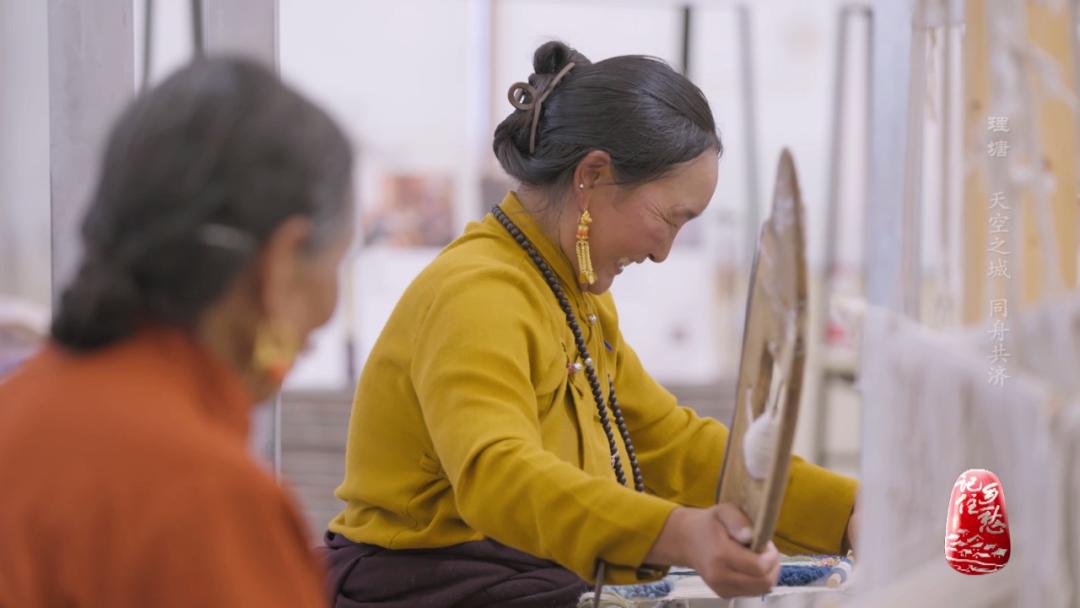 理塘山上的天空之城字样,川西天空之城理塘