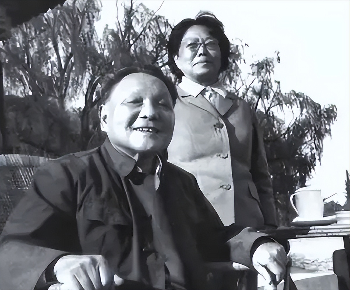 1997年香港回归前夕，卓琳向江*民泽**提出：我要代*小平邓**去香港看看