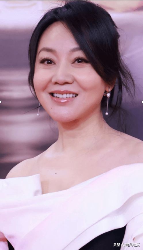 美女假装成一个假人蜡像,整容脸女星有多尴尬