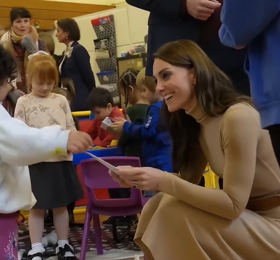 凯特王妃戴60美元耳环优雅依旧，秋日驼色穿搭全身都带货