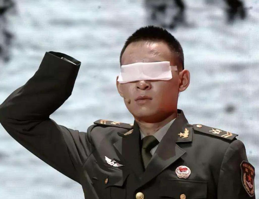 排雷战士杜富国荣获几等功,排雷英雄杜富国授勋荣誉称号仪式