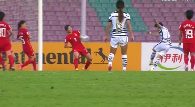 吴曦禁区外凌空抽射,吴曦躲球与女足挡球视频