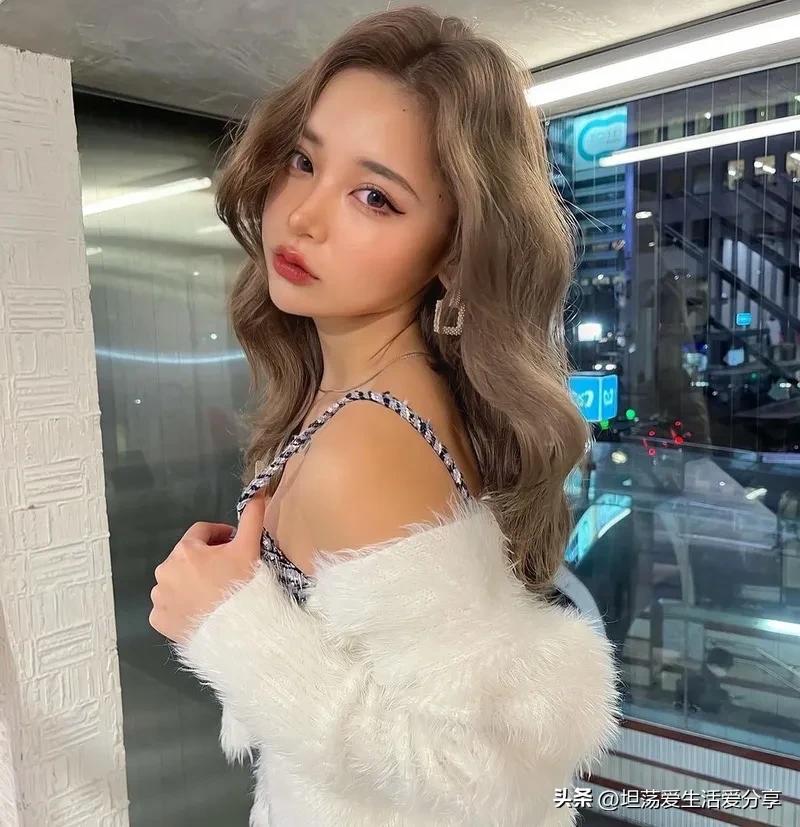 两边翘起来的发型有氛围感,散发发型既简单又俏皮