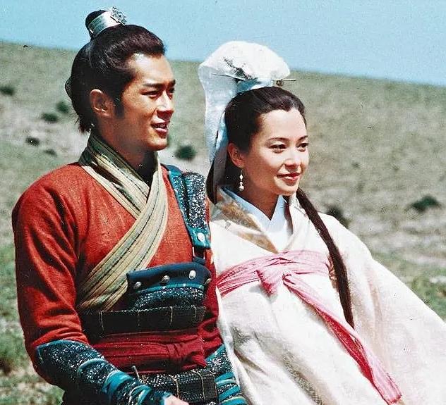 满屏锥子下巴充气硅胶脸，翻拍剧越来越难看，新旧版演员对比惨烈