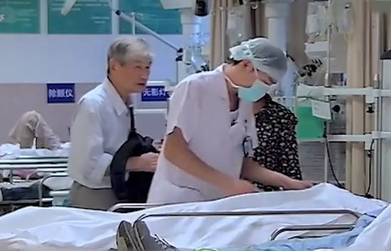 老伴老年痴呆的感人故事,老人脑梗感人故事