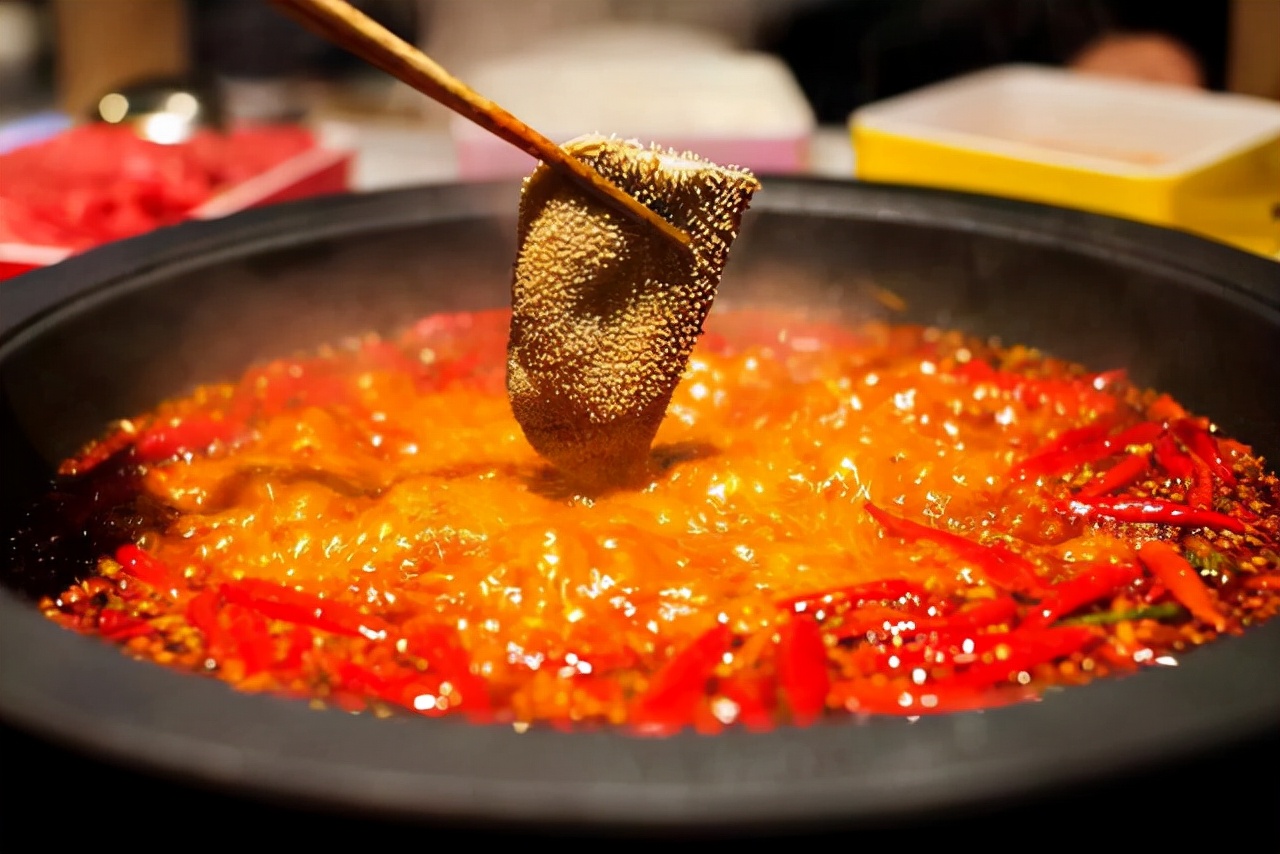 头皮上总出油长有疙瘩或脓包,头皮总是长疙瘩或脓包是什么原因