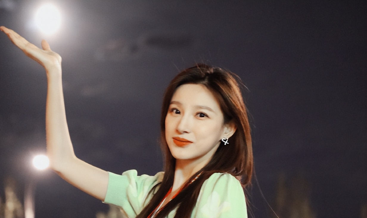 新的“央视一姐”接班人，力压董卿李红，网友评价：美若“天仙”