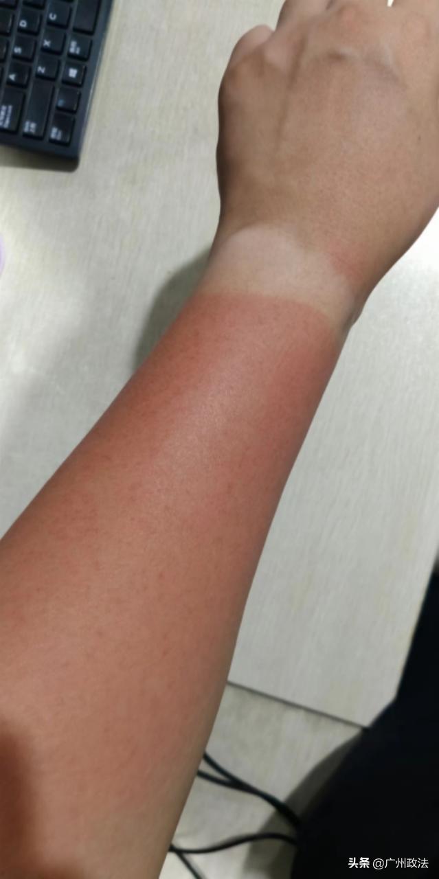 疫情期间,她推迟退休,他代购奶粉,他们上门找老人……