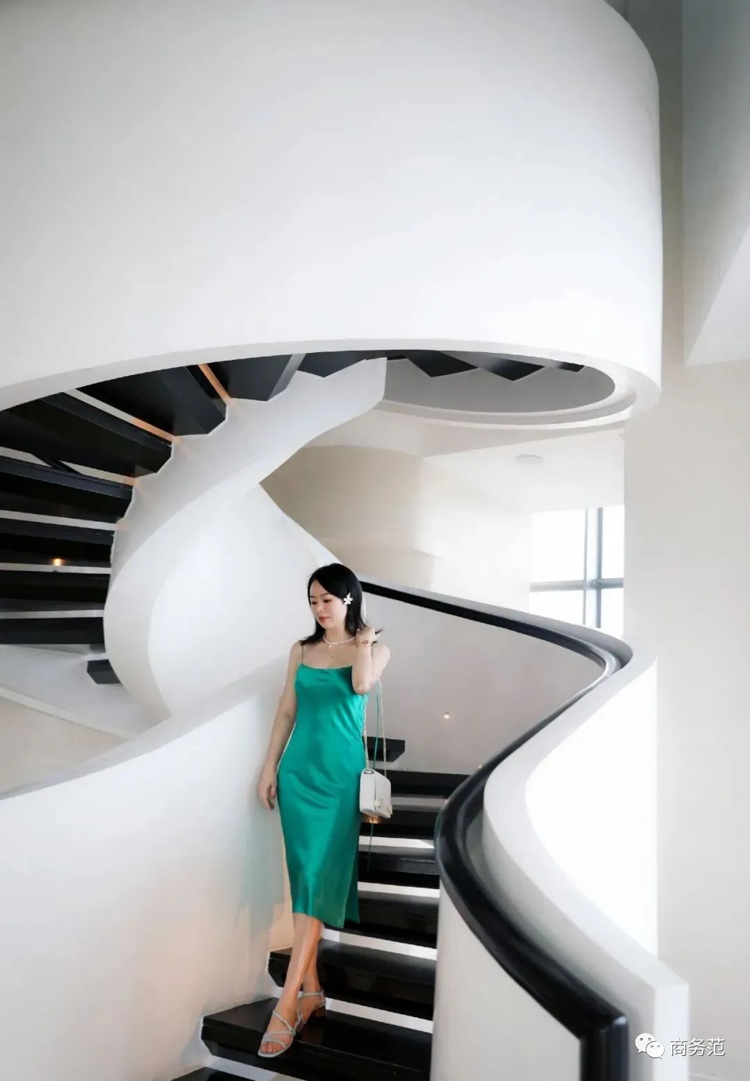 孟晚舟紫色连衣裙,孟晚舟蓝色连衣裙