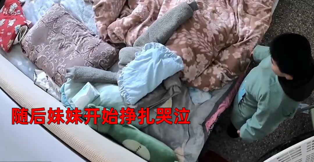 婴儿被四岁哥哥用东西盖住,婴儿脸部被四岁哥哥用衣物盖住