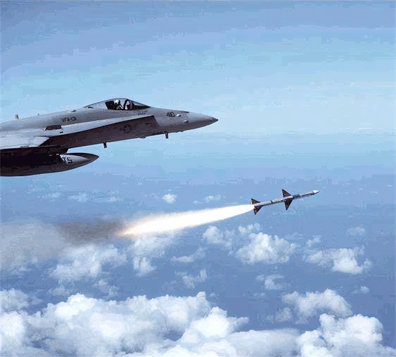 中国花9000万买下这款战机,意大利国产导弹