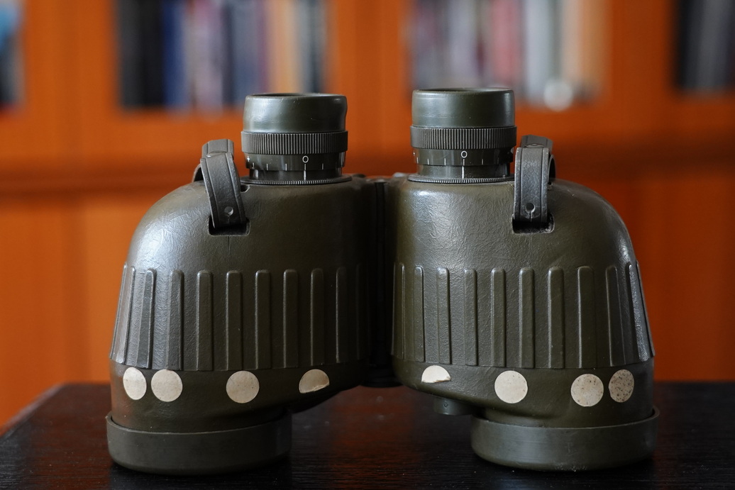 一树梨花压海棠：是*用军**望远镜好？还是名牌望远镜好？