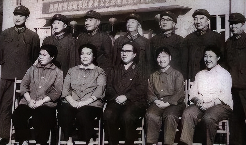 开国中将吴信泉8个儿子、4个女儿，周总理笑道：你们家是航空母舰