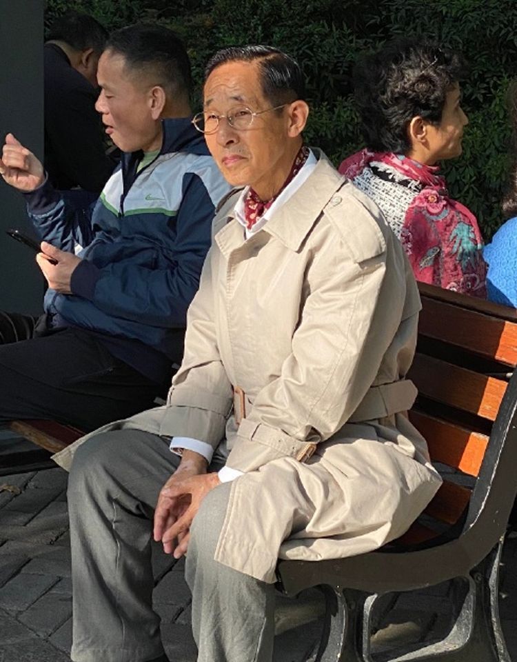 中年男子适合穿牛仔裤还是西裤,中年男人穿西裤系皮带好看吗