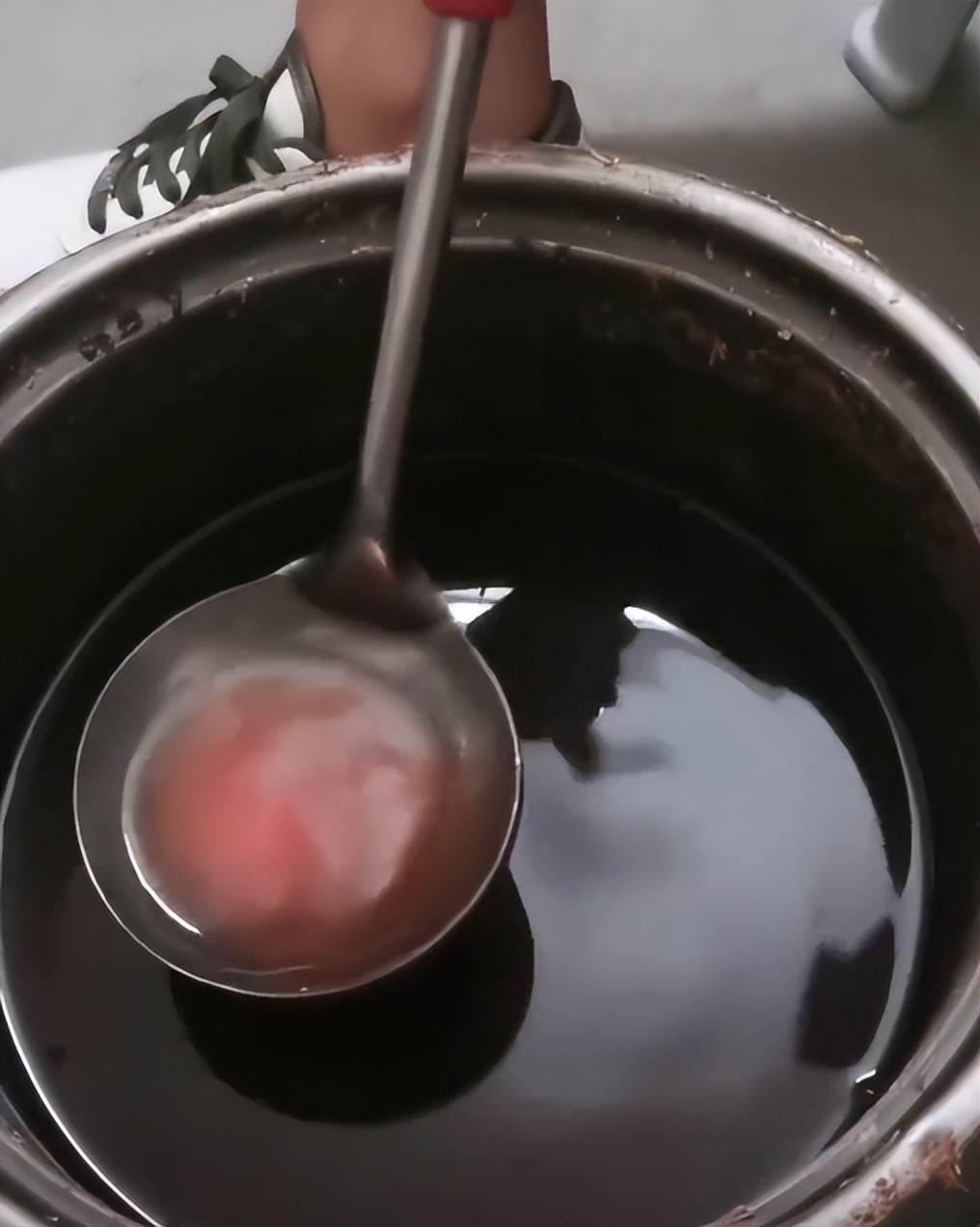 一女子煮绿豆汤拿勺子舀不起来,女子加冰糖熬绿豆汤