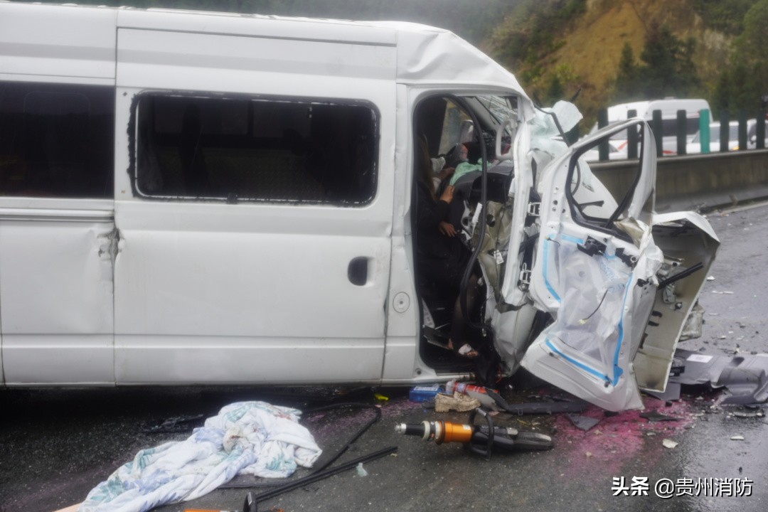 高速公路上两车相撞已致人死亡,高速公路两车相撞26人死亡